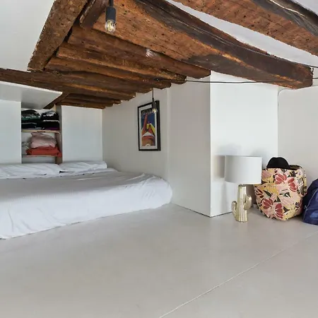 Stunning 1 Bed Apt W/decorated Int Nr Marais * Parigi